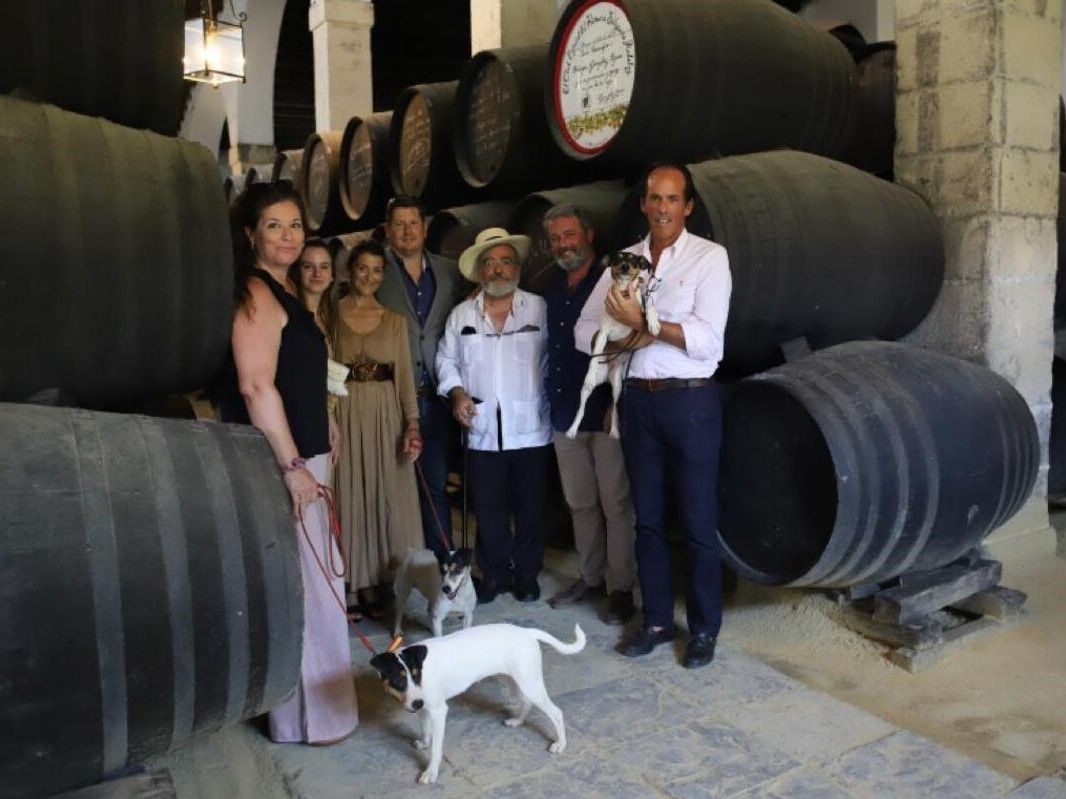 Imagen de la visita del Club Español del Ratonero Bodeguero a las Bodegas González Byass.
