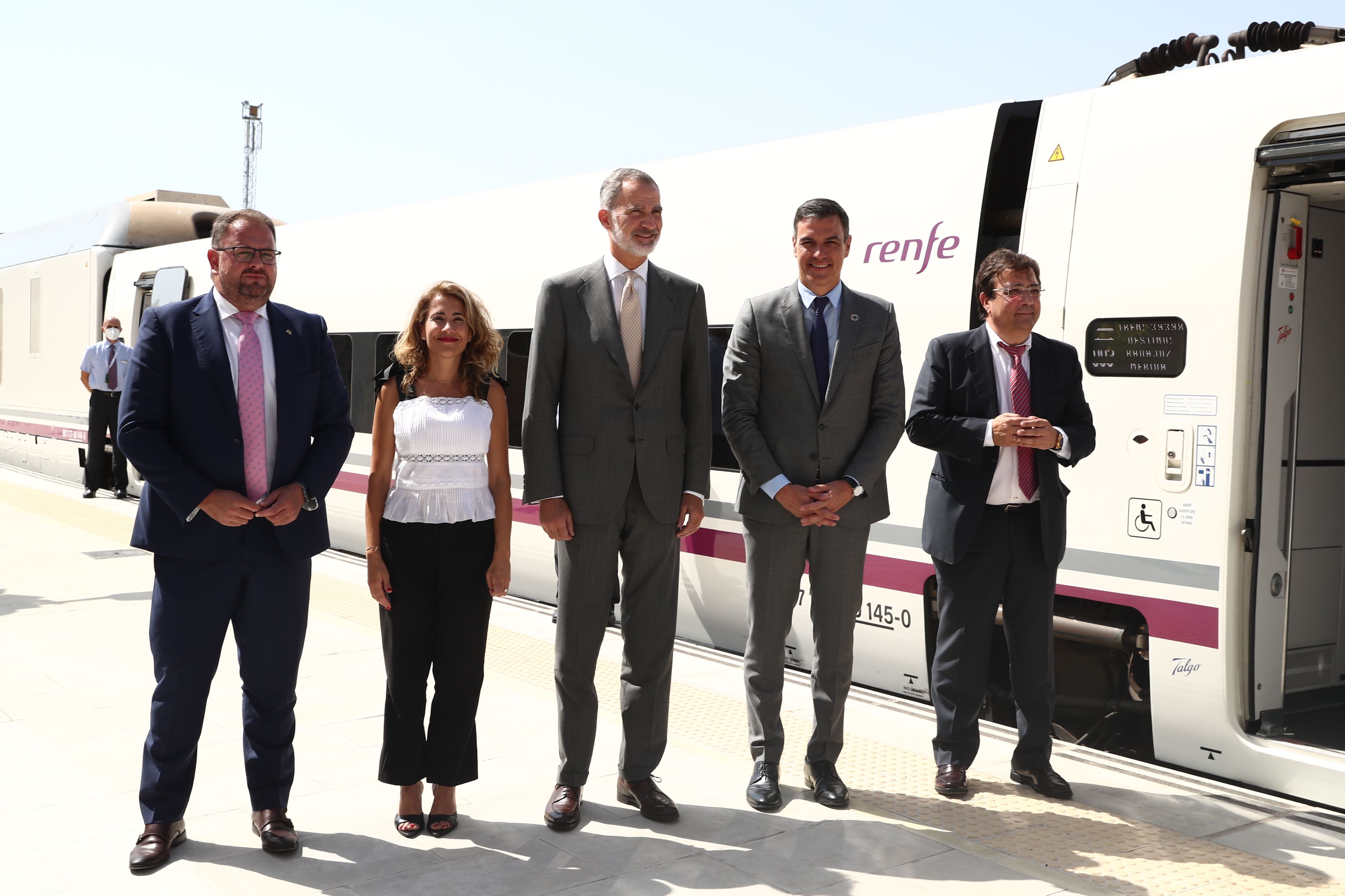 Las autoridades que inauguraron el Alvia en Extremadura.
