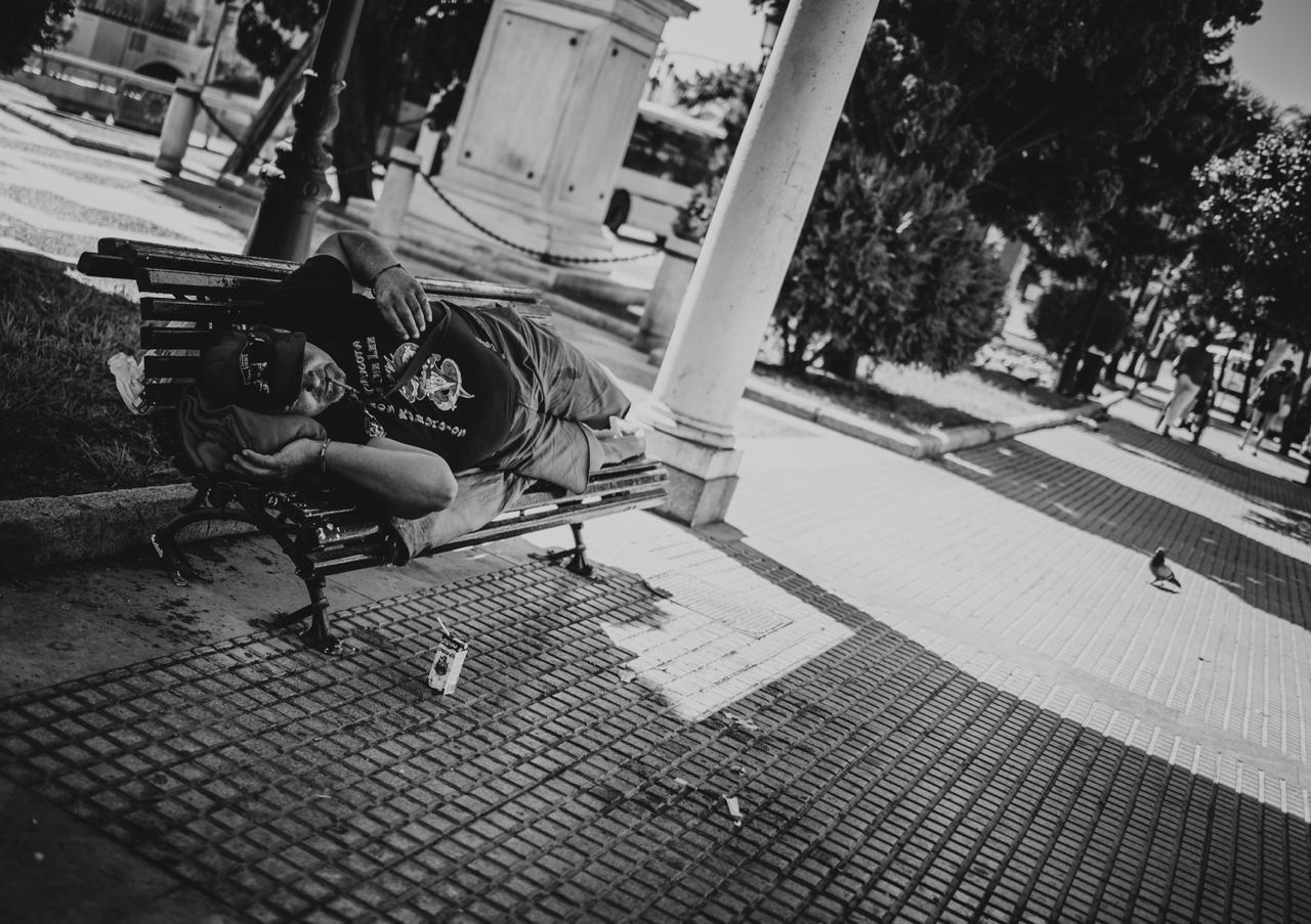 El sinhogarismo es un problema arraigado en muchas ciudades y Ayuntamientos como el de Cádiz han desarrollado planes para combatirlo y ayudar a las personas que no tienen adónde ir.