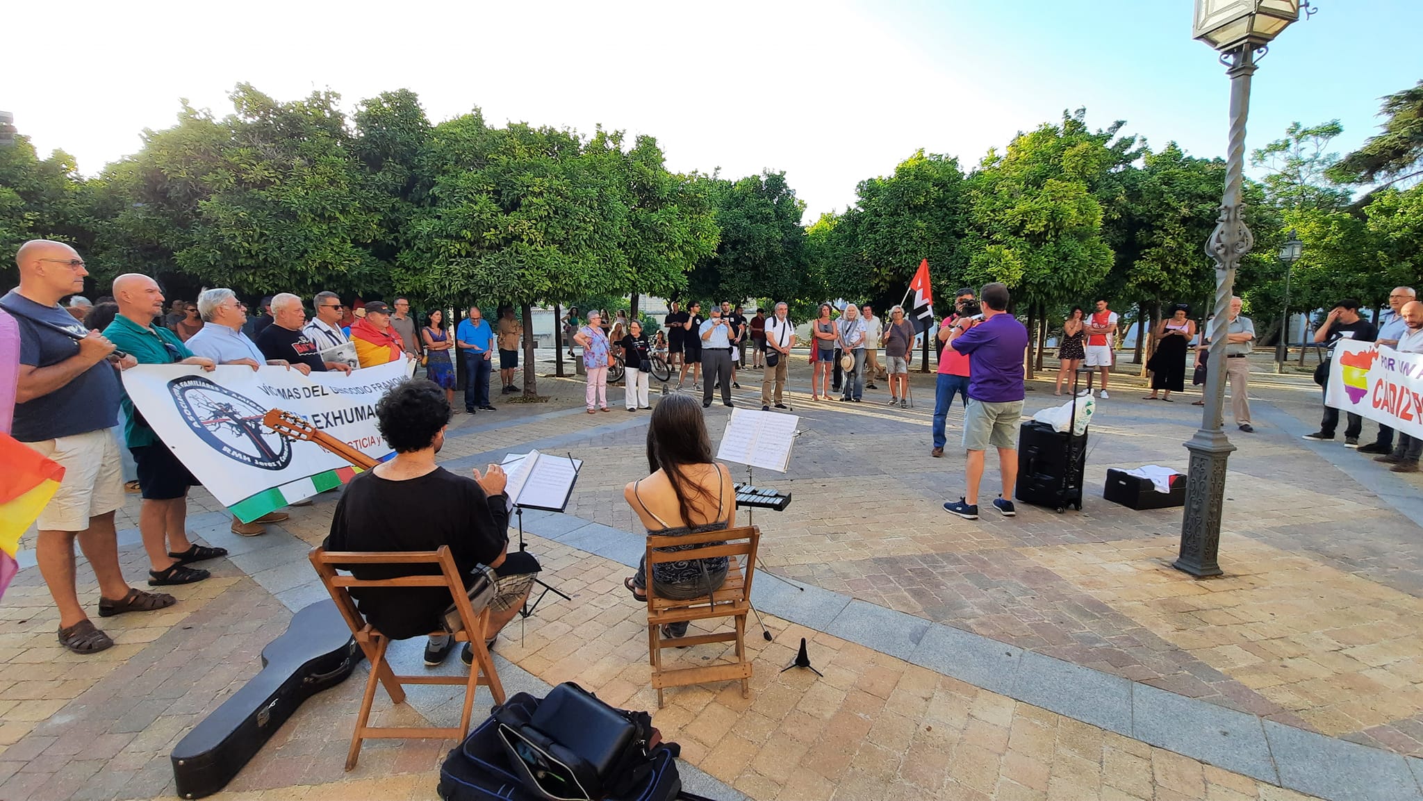 Un momento del acto organizado en la Alameda Vieja, el pasado 18 de julio, para homenajear a las víctimas del franquismo en Jerez y reivindicar el cumplimiento de la ley de Memoria Democrática.