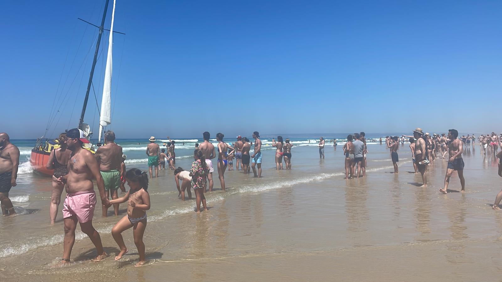 Misterioso velero encallado y abandonado en Zahara de los Atunes, este miércoles en la costa de Cádiz.