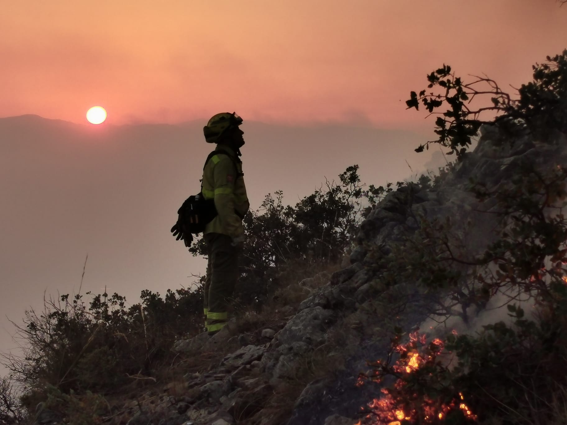 Un bombero del Infoca durante los trabajos de extinción en el incendio de Mijas el año pasado.
