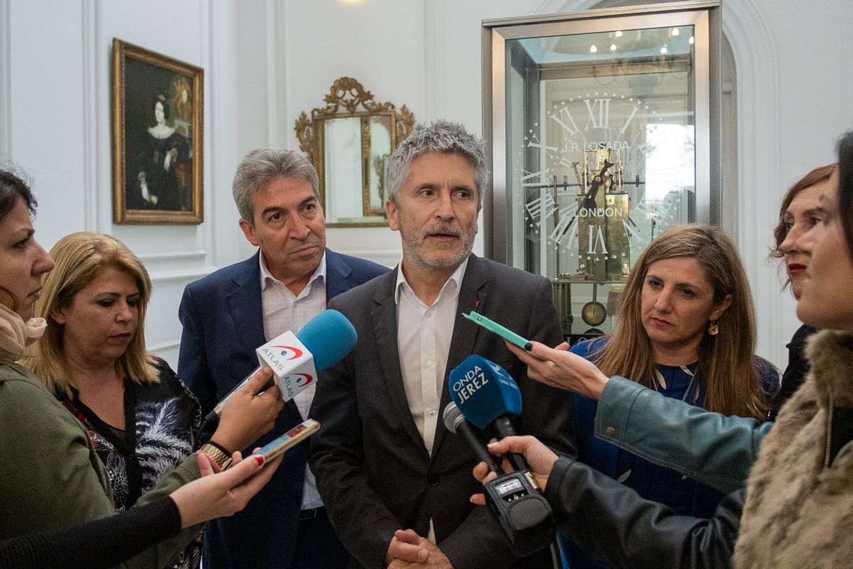Marlaska atiende a los medios en una visita a Jerez, en la tarde de este mismo miércoles. FOTO: MANU GARCÍA