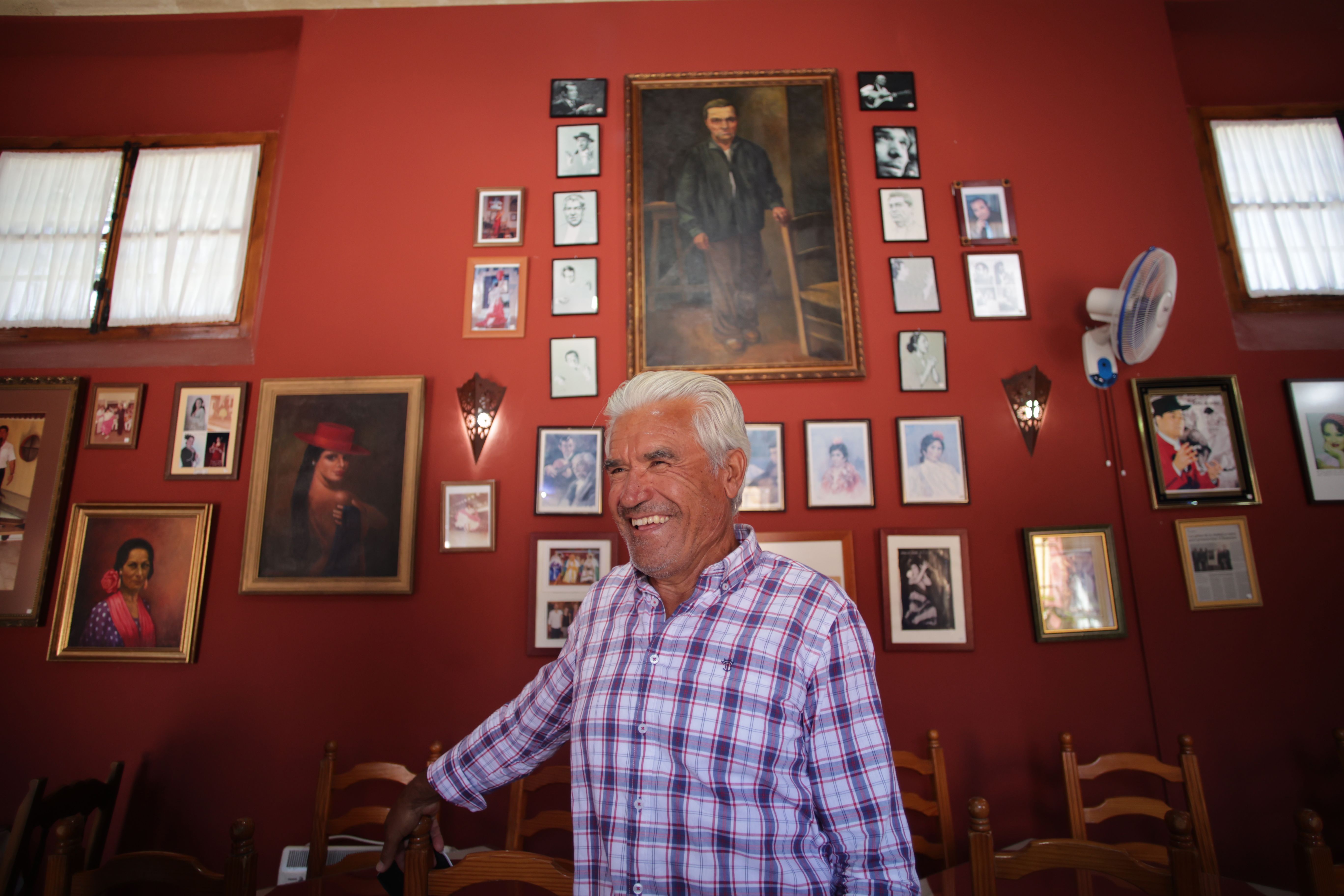 Manuel enseña el cuadro de 'El Chumi' colgado en la peña.