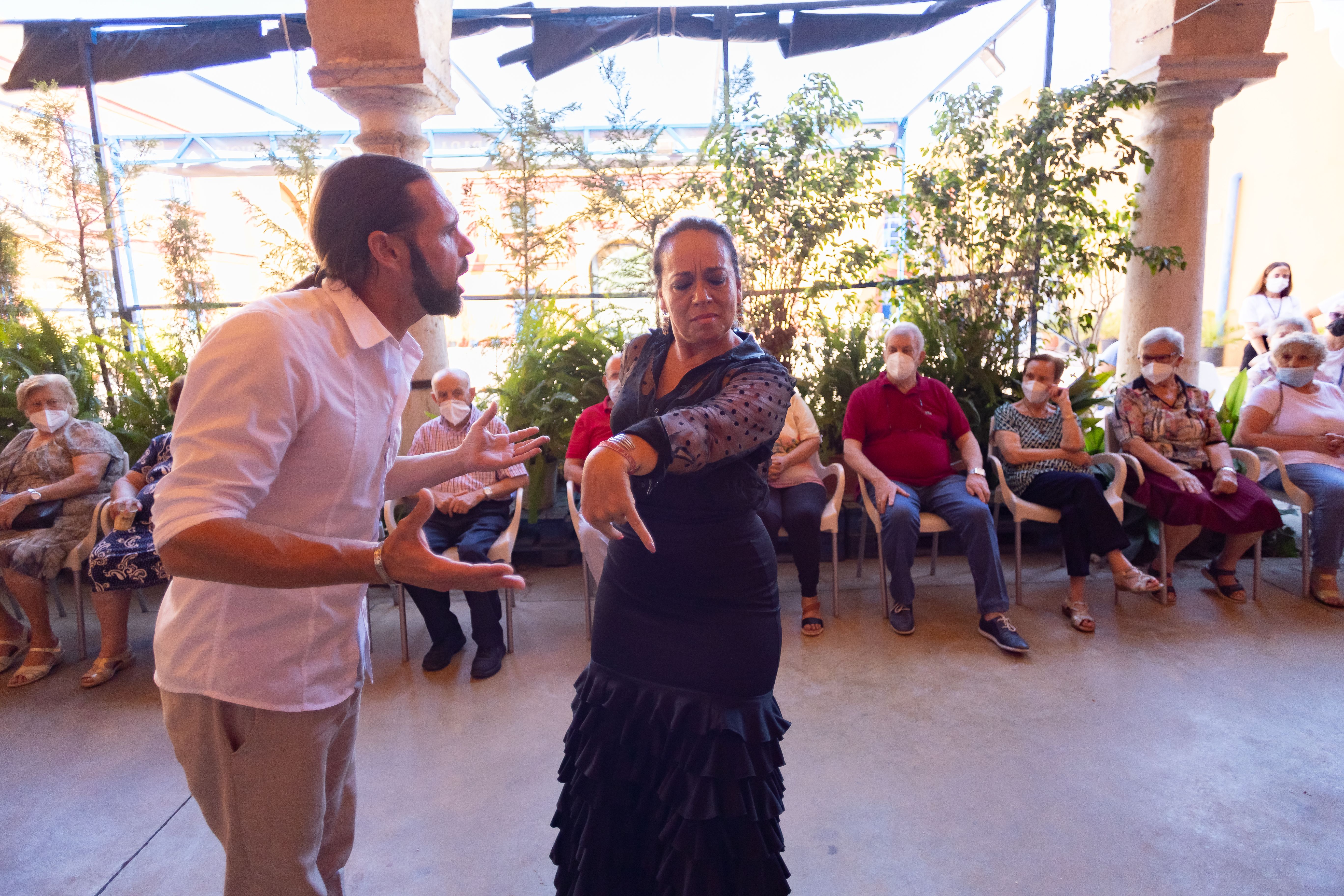 Wilo del Puerto y Carmen Morales refrescan recuerdos con fandangos en la peña Amigos del Chumi en El Puerto.