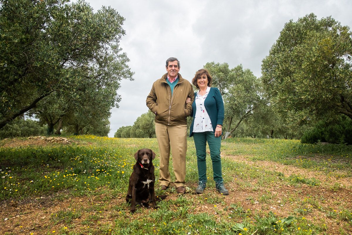 Álvaro Pérez y Blanca Fiz en la finca 'El Herrerillo'. FOTO: MANU GARCÍA.