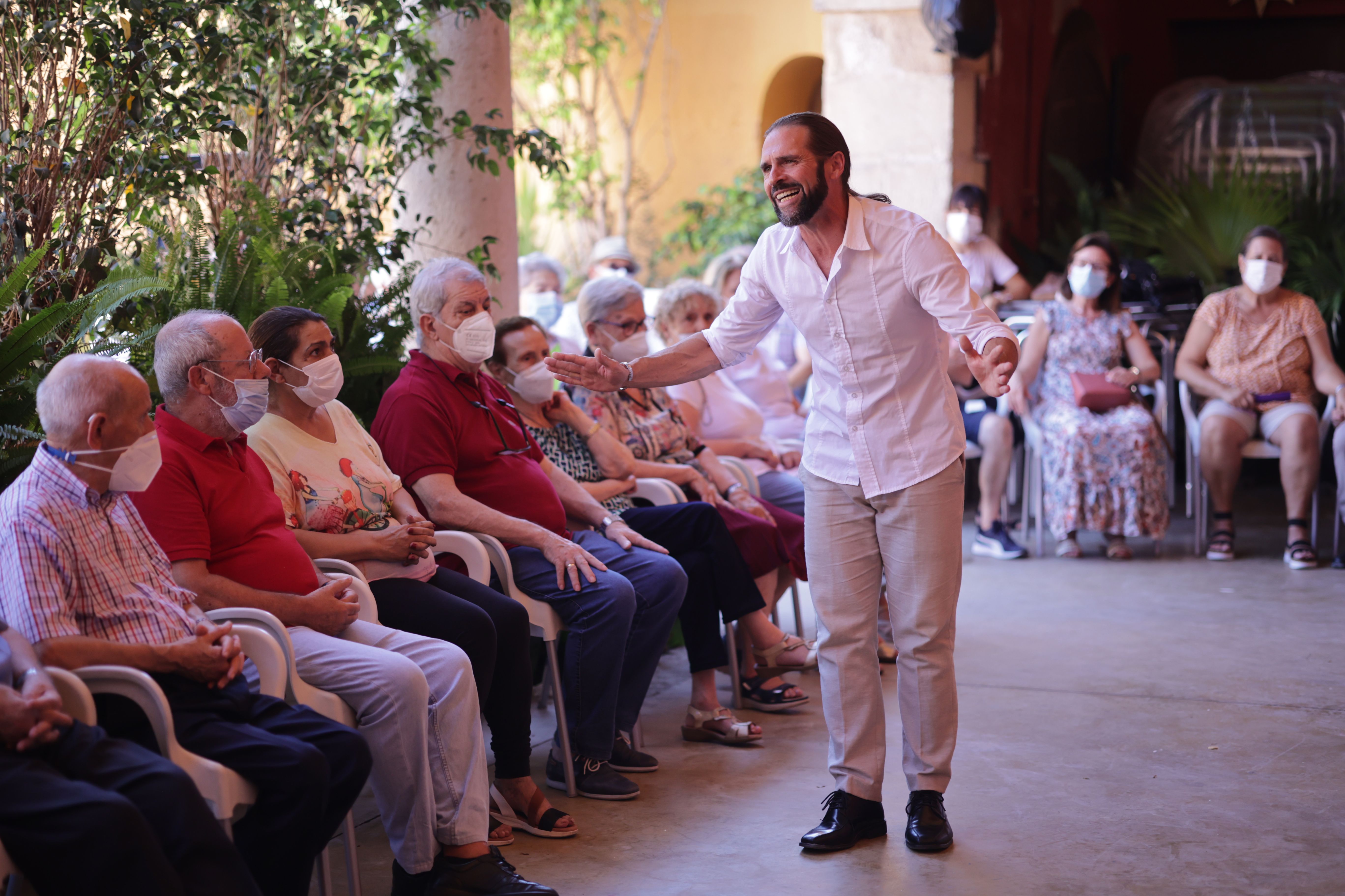 Wilo del Puerto se acerca a las personas con alzheimer.
