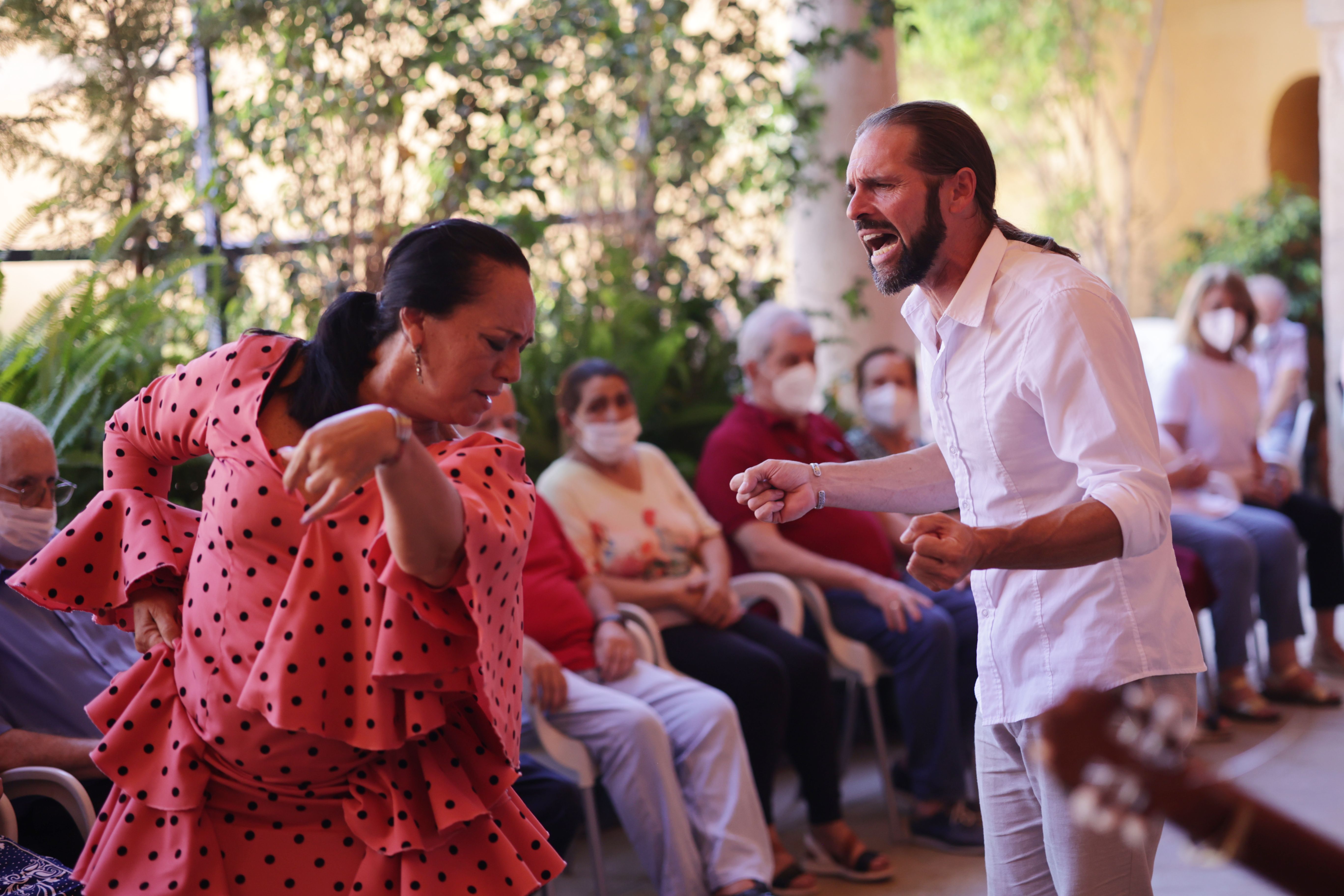 Carmen Morales baila junto al cantaor.