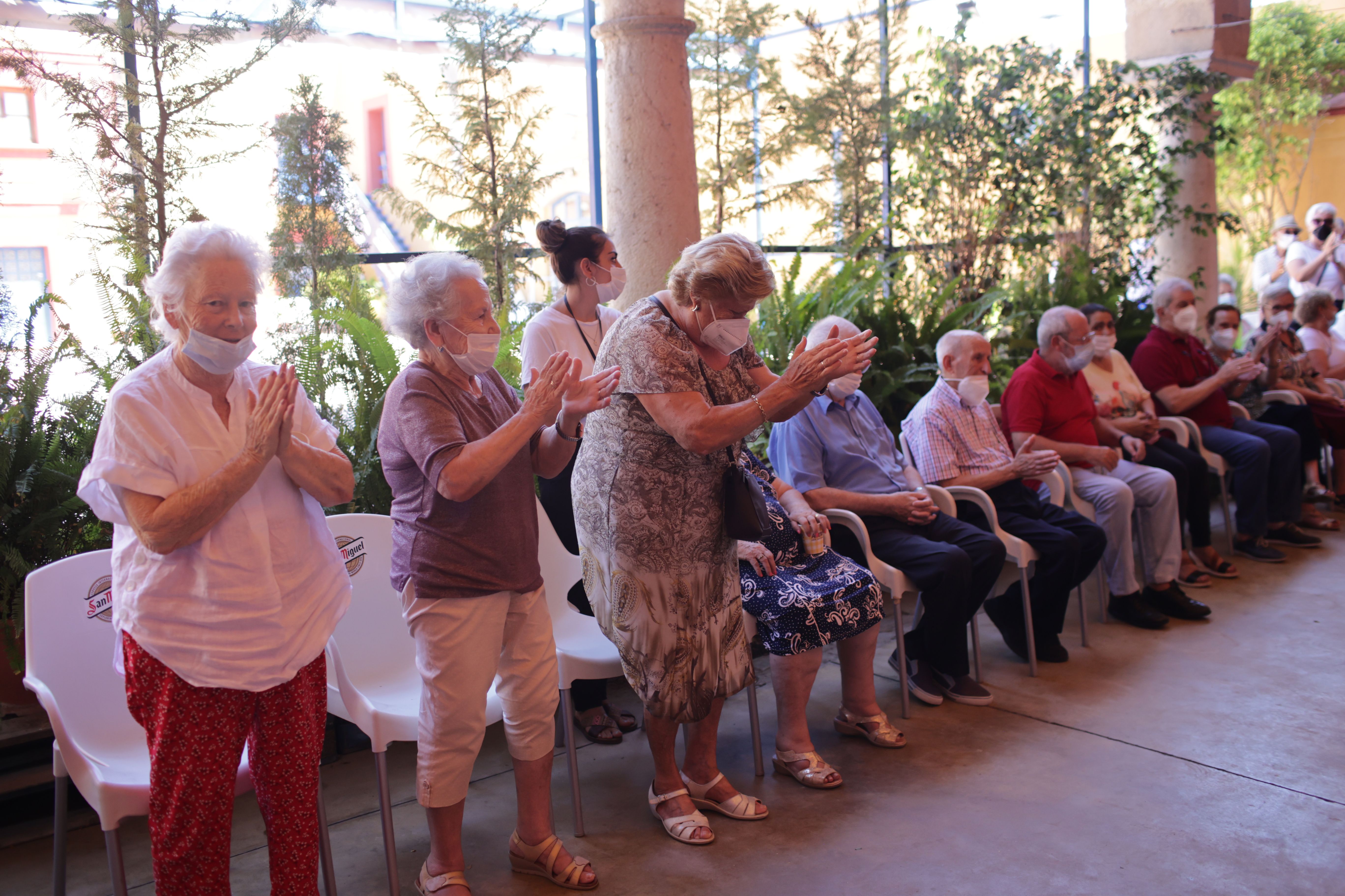 El grupo de AFA Puerto aplaude a los artistas.