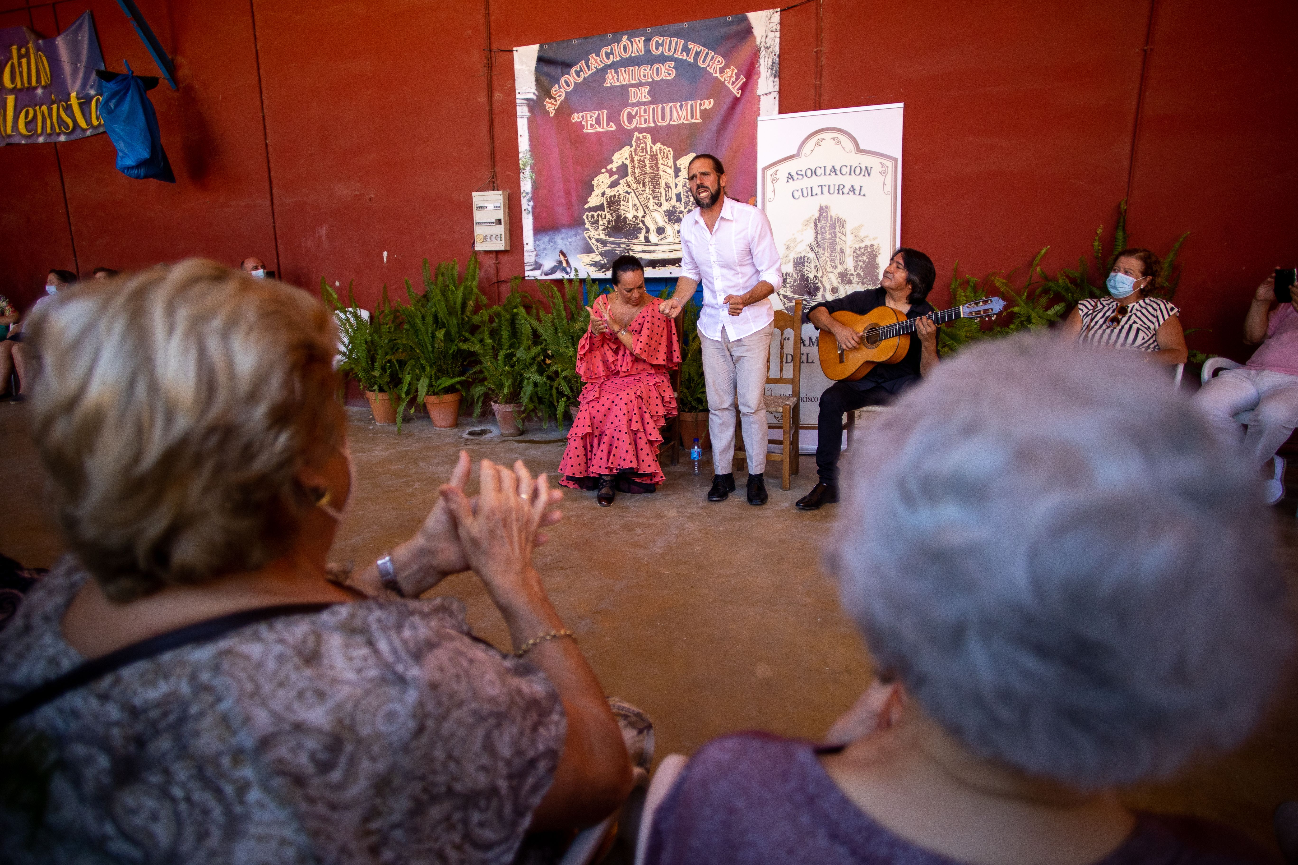 Dos mujeres tocan las palmas durante el espectáculo.