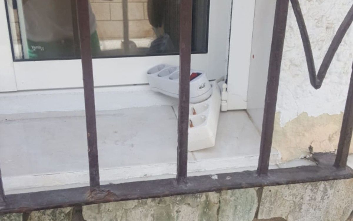 Enchufes gratis en la ventana de una vecina de Barbate para los asistentes al festival Cabo de Plata.