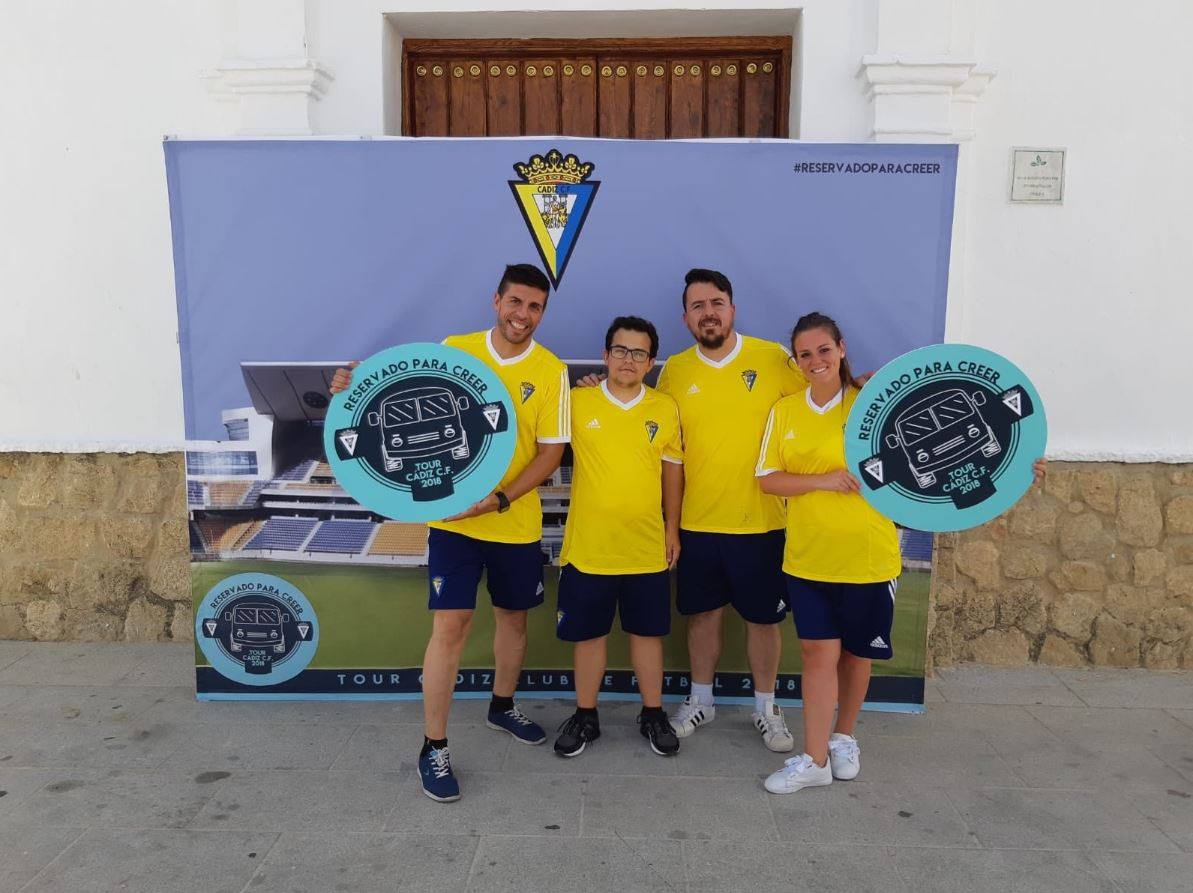 Varios asistentes al Tour Cádiz CF con sorteos y regalos en una edición pasada en la provincia de Cádiz.