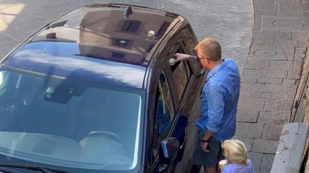 Kimi Räikkönen dando de beber a un perro en sus vacaciones en Italia. 