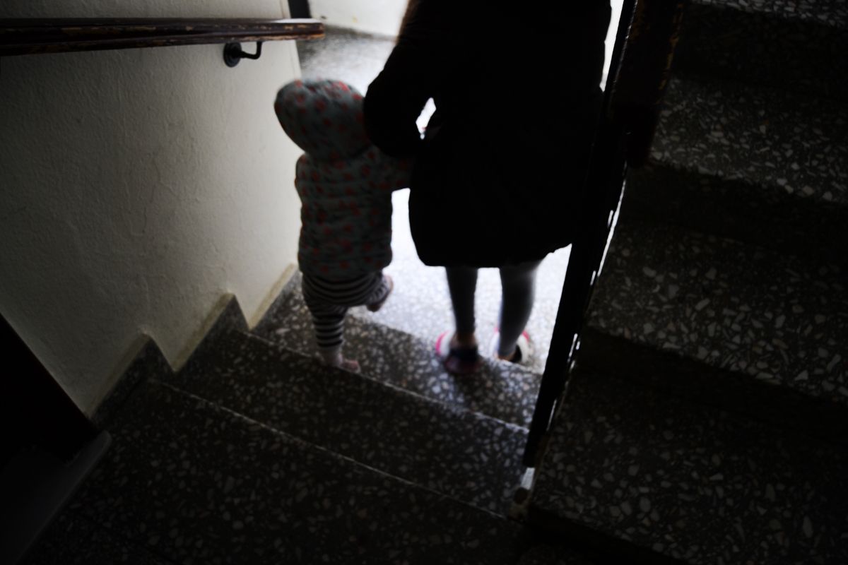 Una madre bajando las escaleras en una imagen de archivo.