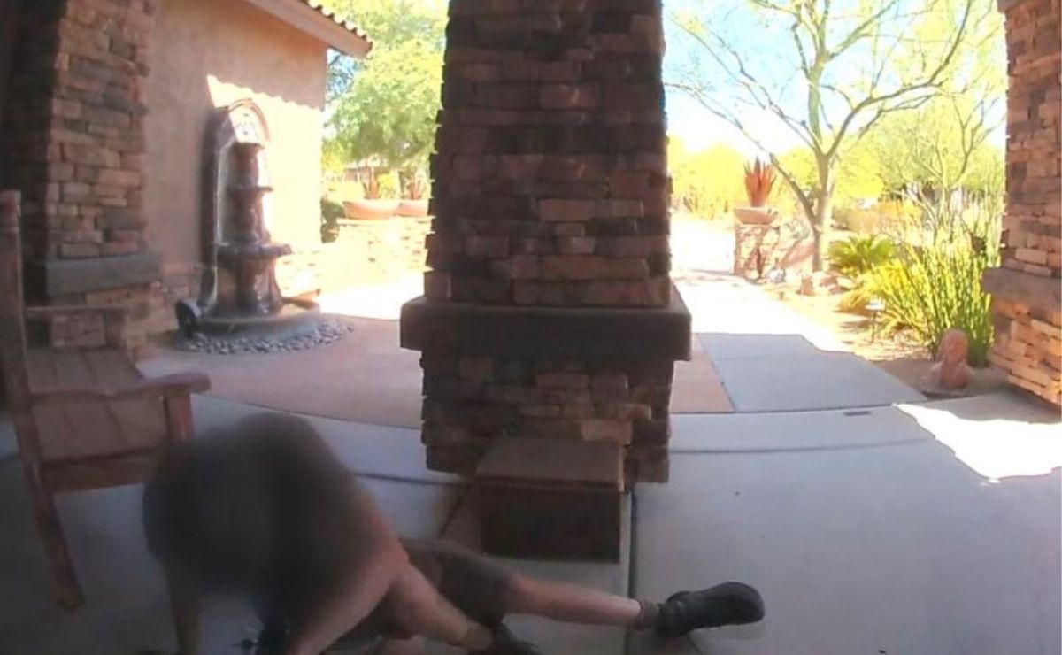 Un repartidor a domicilio es grabado por las cámaras de seguridad colapsando por el calor