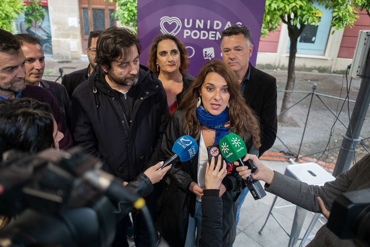 Noelia Vera comparece ante los medios; tras ella, Juan Antonio Delgado, en una imagen de archivo de un acto en Jerez.