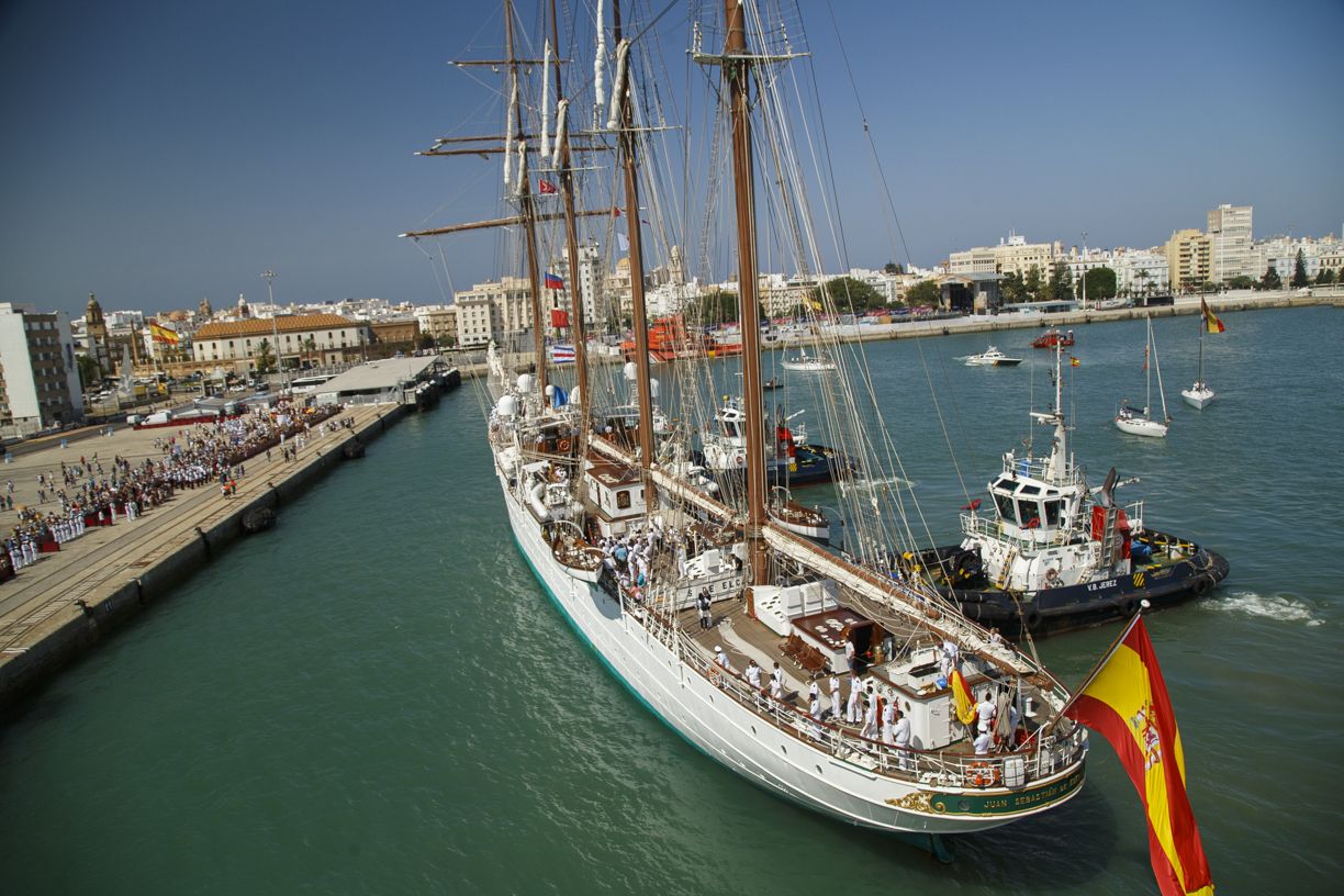 El buque escuela de la Armada Española Juan Sebastián de Elcano ha arribado este jueves en el muelle de Cádiz.