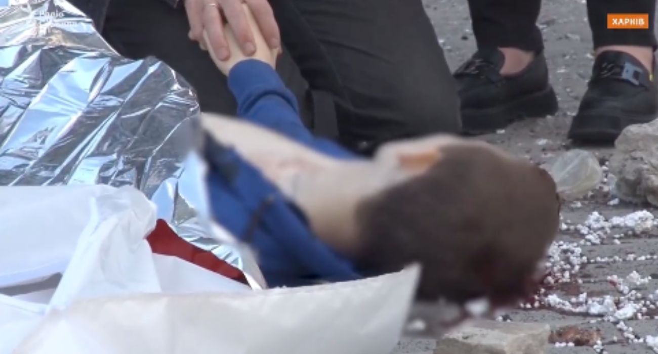 Imagen de la guerra de Ucrania. Un padre cogiendo la mano de su hijo.