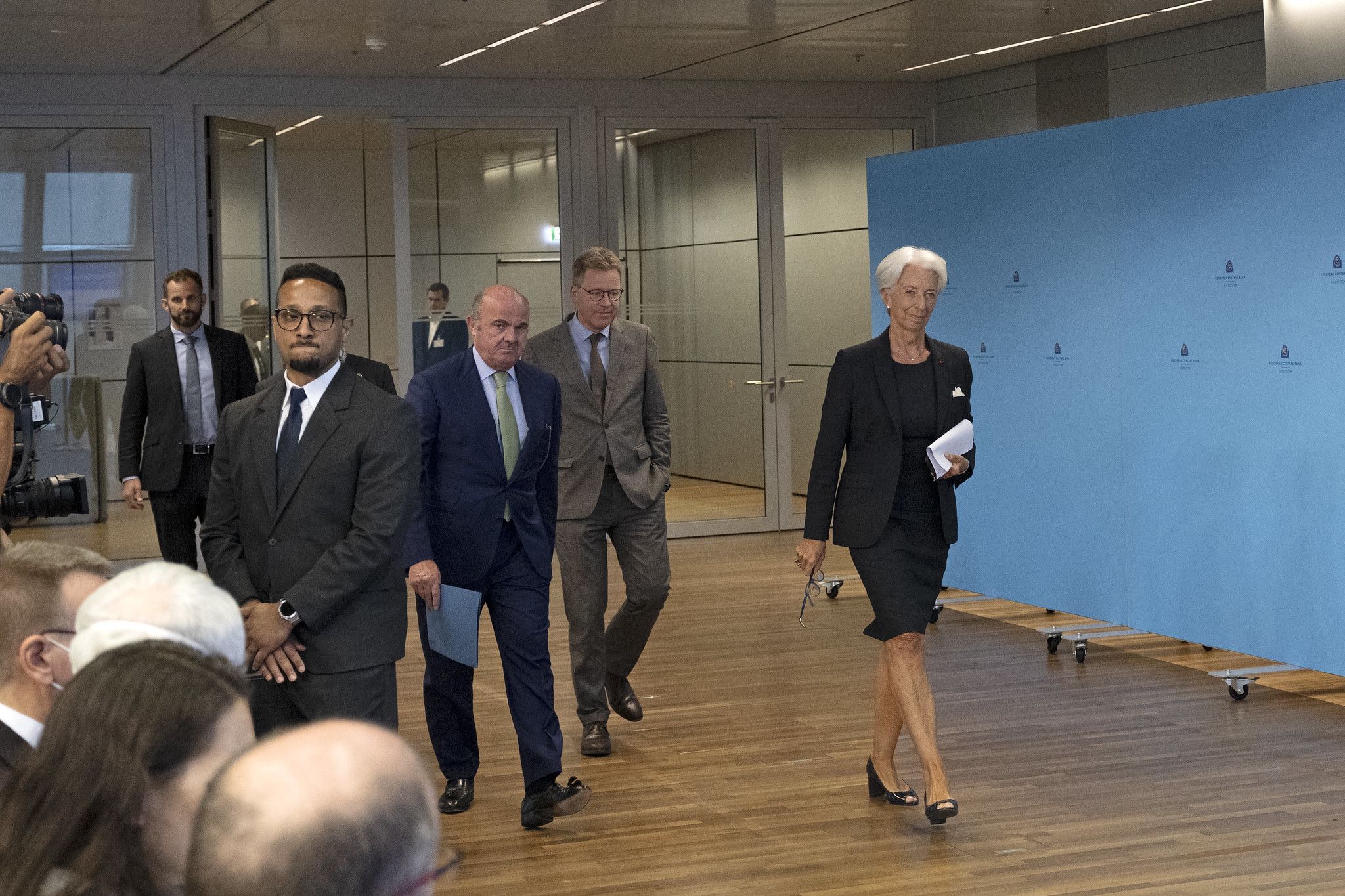 Christine Lagarde, presidenta del Banco Central Europeo (BCE), y a su lado, su vicepresidente, Luis de Guindos, este pasado jueves.