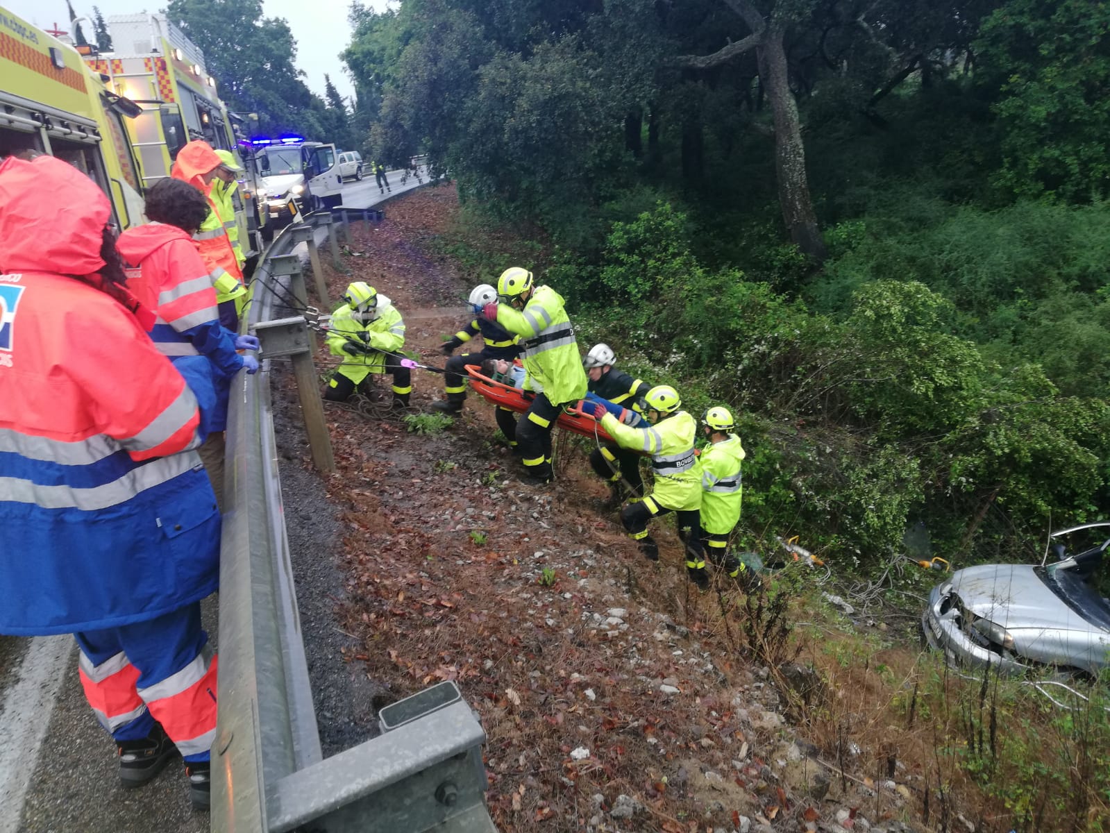 Operarios de Bomberos del Consorcio en las tareas de rescate en Jimena. FOTO: CONSORCIO PROVINCIAL DE BOMBEROS