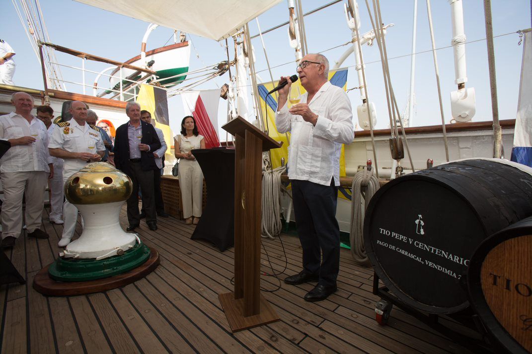 Antonio Flores, enólogo de González Byass. Las medias botas de Tío Pepe regresan a Cádiz tras cinco meses a bordo del  Juan Sebastián de Elcano
