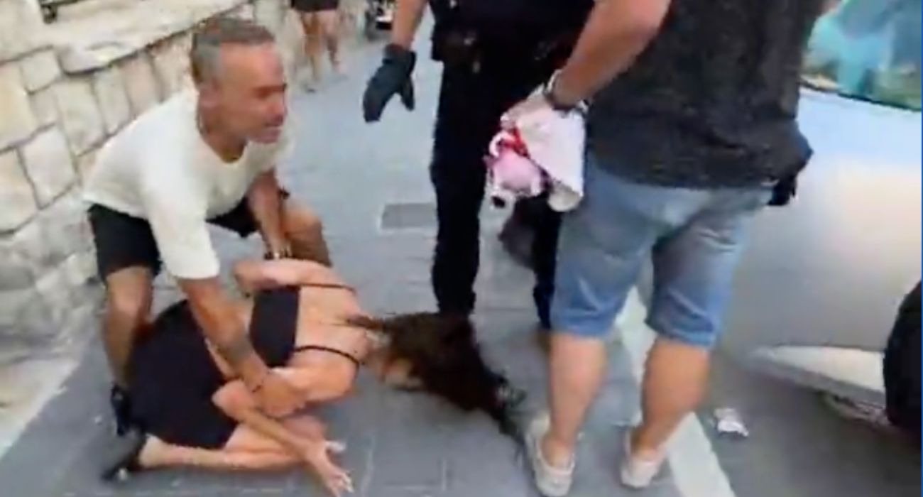 La joven madre, tendida en el suelo totalmente desolada tras tener que entregar a su hija.