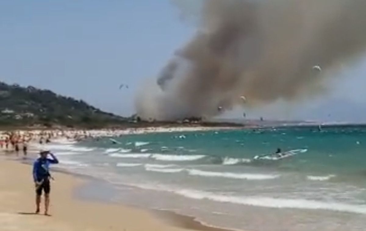 Llamativo incendio en una playa de Tarifa.