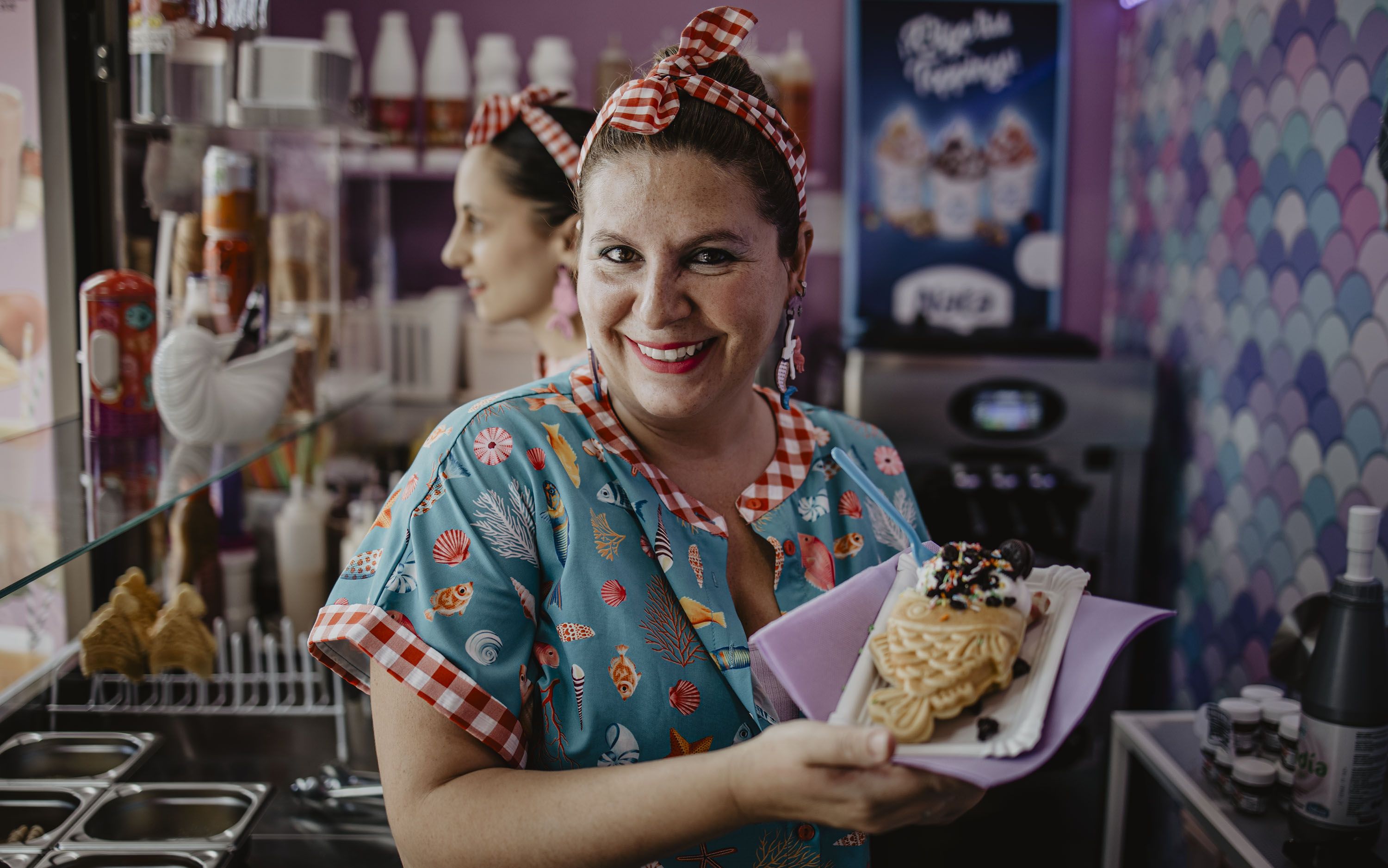 Cristina Ruiz Butrón con un pescaíto chiclanero en el Mercado de Abastos. Cristina Ruiz Butrón con un pescaíto chiclanero en el Mercado de Abastos.