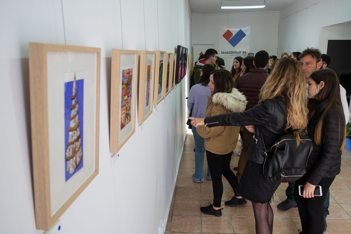 Los estudiandes de la Escuela de Arte de Jerez visitando la exposición de Benito García Morán en la Sala Tragaluz. FOTO: MANU GARCÍA.