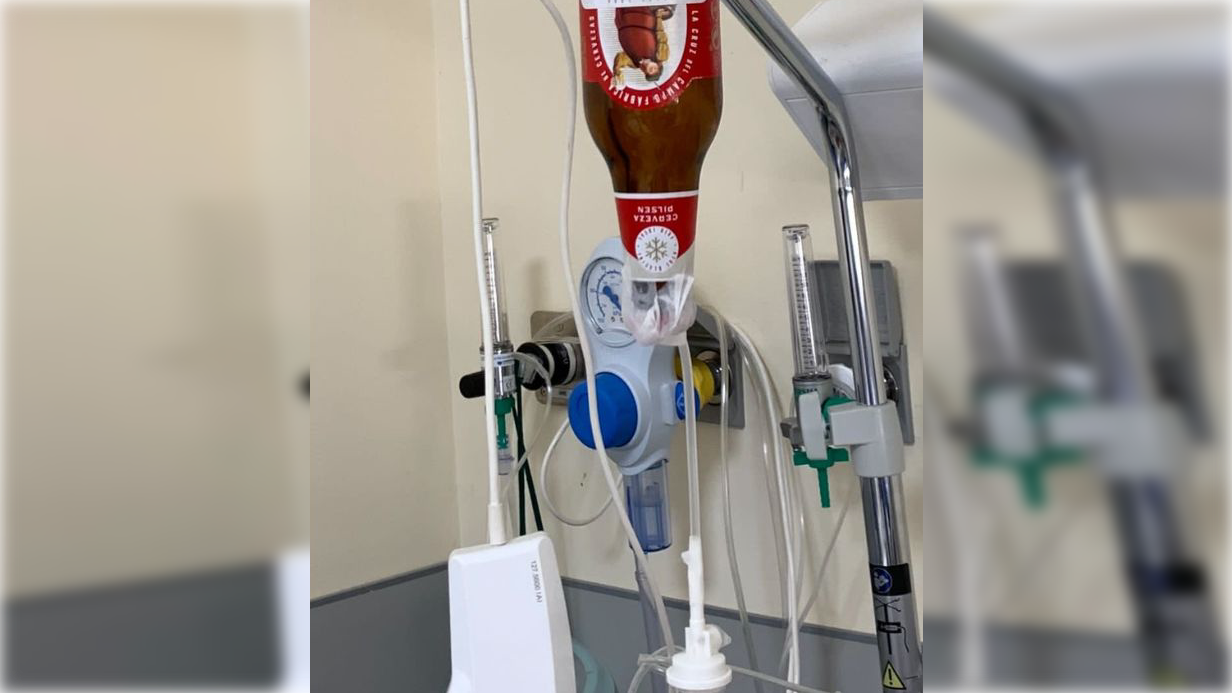 Un paciente ha 'cambiado' el suero por una Cruzcampo en el Hospital Virgen Macarena de Sevilla.