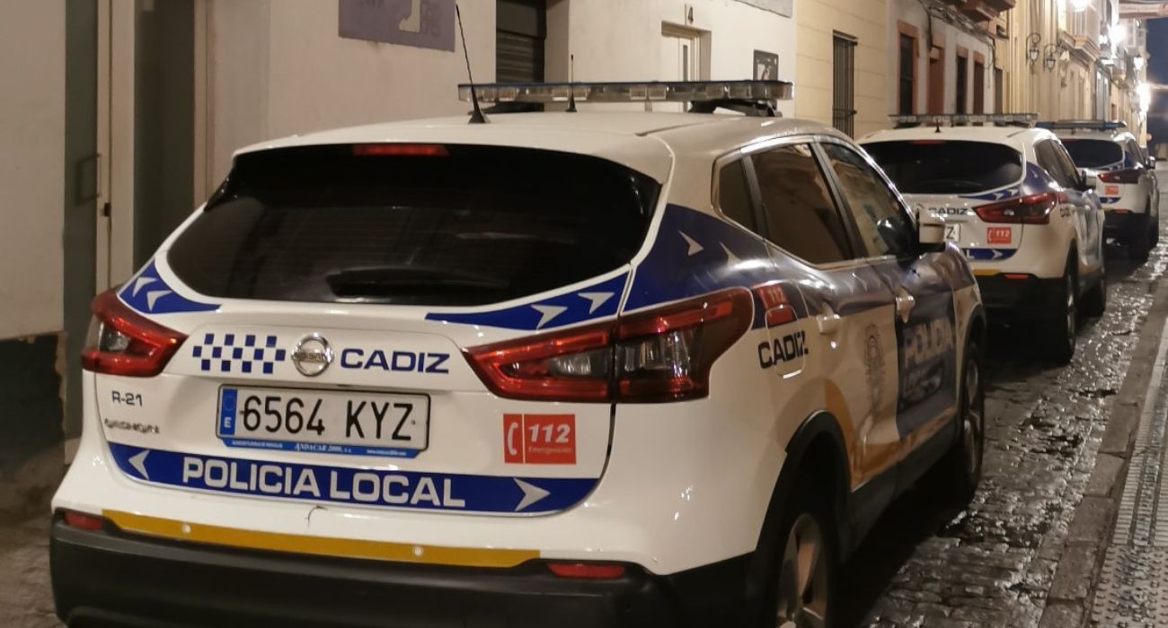 La Policía Local de Cádiz se desplazó hasta el lugar del accidente. 