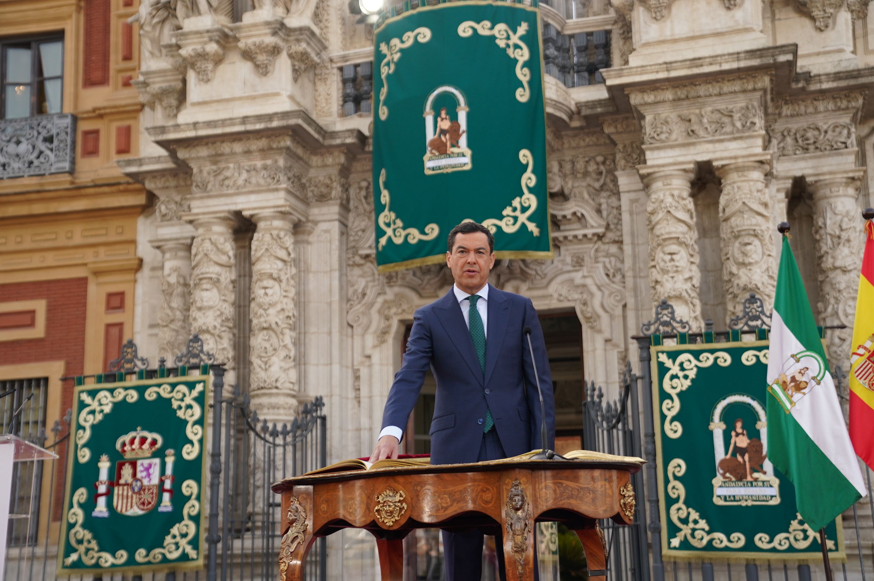 Juanma Moreno durante la toma de posesión.