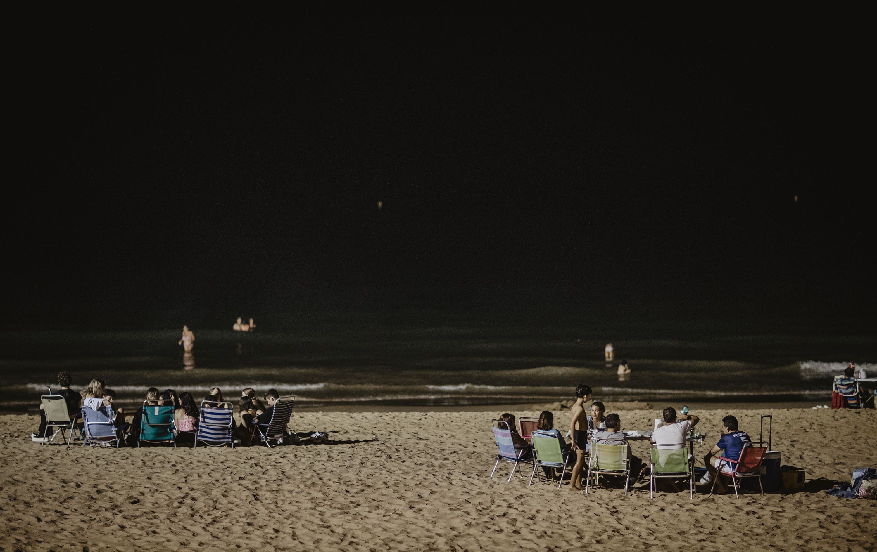 Gran ambiente, este pasado sábado por la noche, en la playa de Regla en Chipiona. Familias cenando casi en la orilla para combatir el calor.