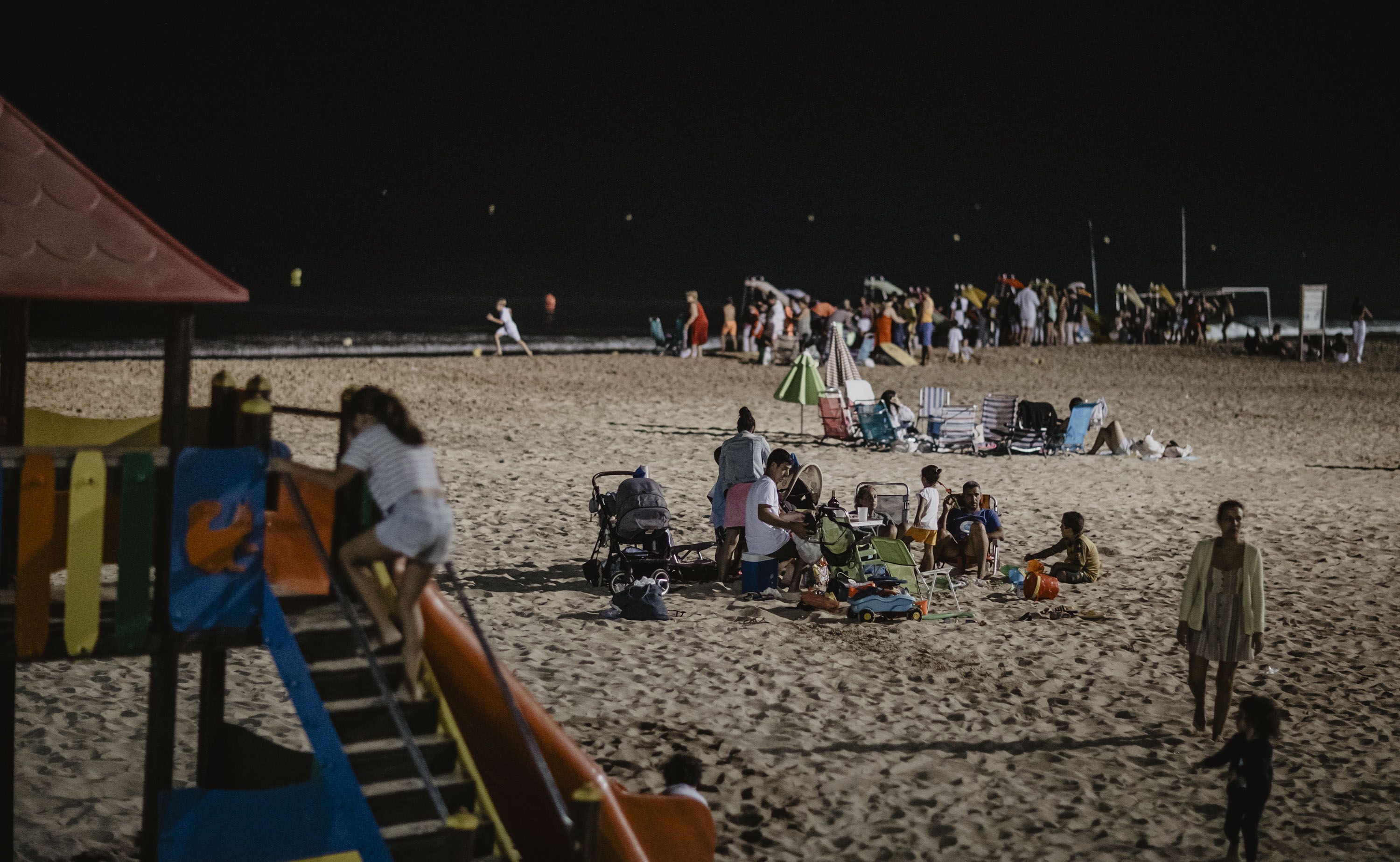 Prevén un 2023 más caluroso que 2022. Playa de Chipiona de noche, este pasado verano.