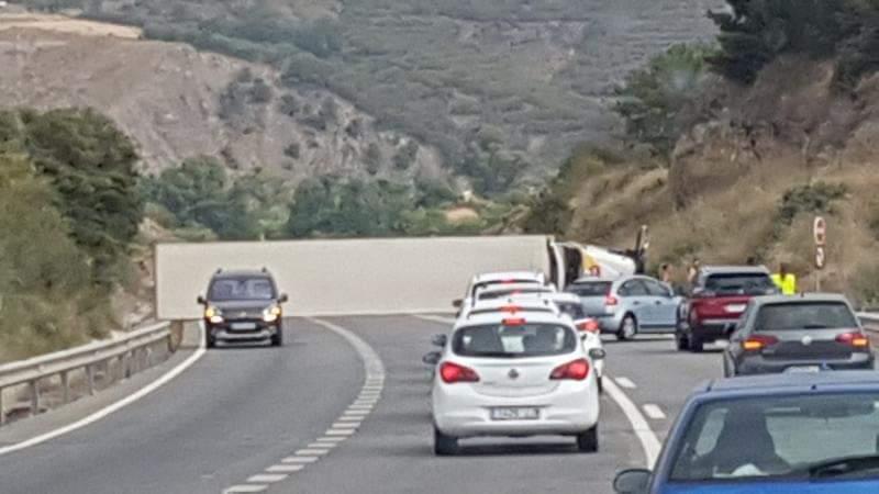 Un herido y la carretera cortada al volcar un tráiler en Málaga.