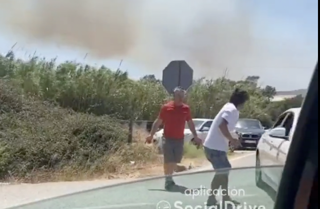 Incendio en Tarifa: así huían los conductores de unas llamas a las que esta vez frenó el Levante.