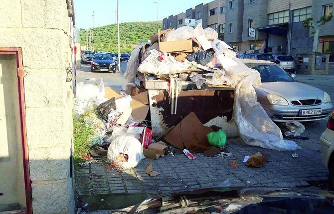 Un contenedor de basura en el Polígono de Los Olivares, Jaén. FOTO: DIARIOJAEN.ES.