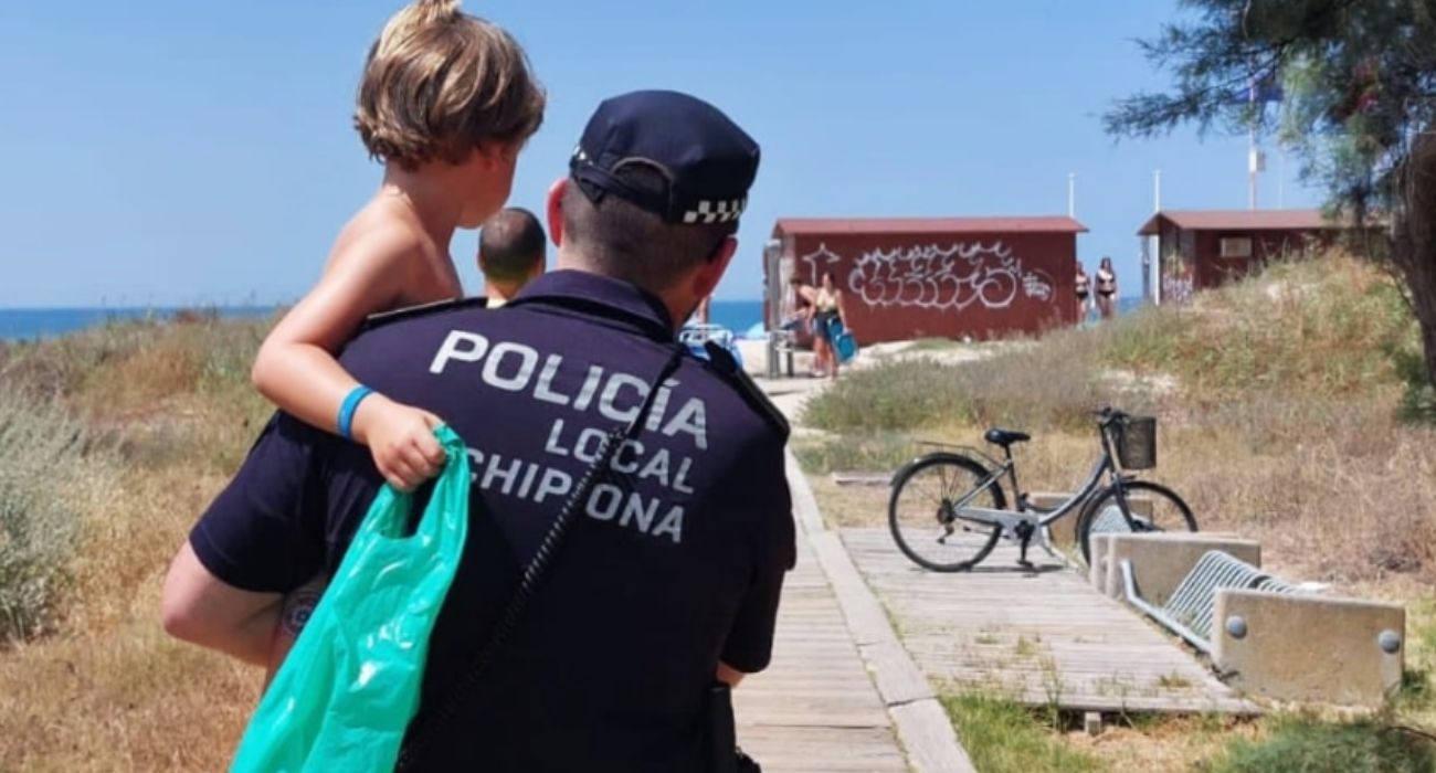 Un Policía Local de Chipiona, con el pequeño Alejandro.