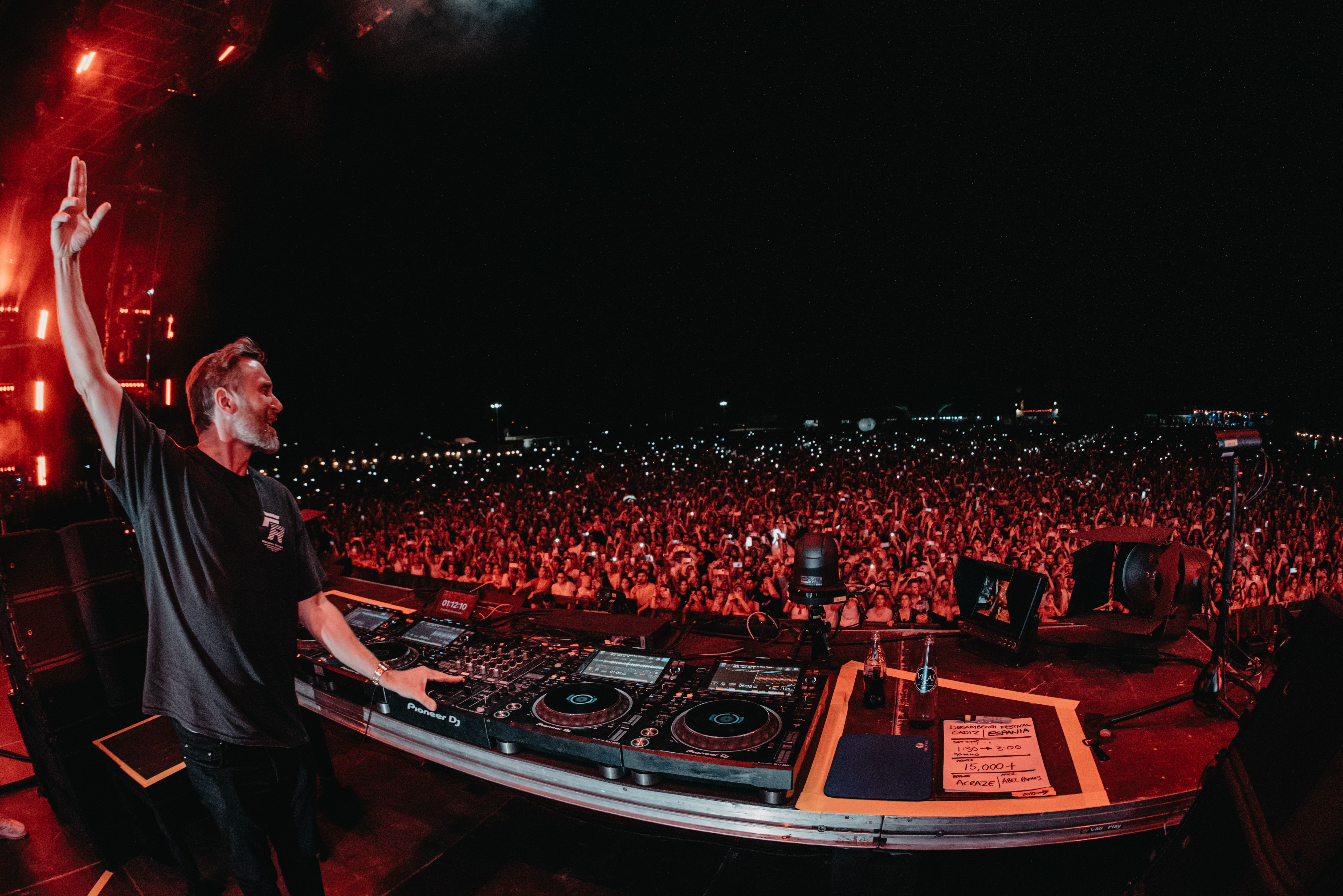 David Guetta animando al público.