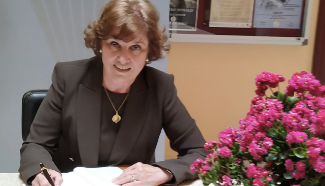 Paloma Sáiz de Bustamante firmando ejemplares del libro en el Ateneo de Jerez.