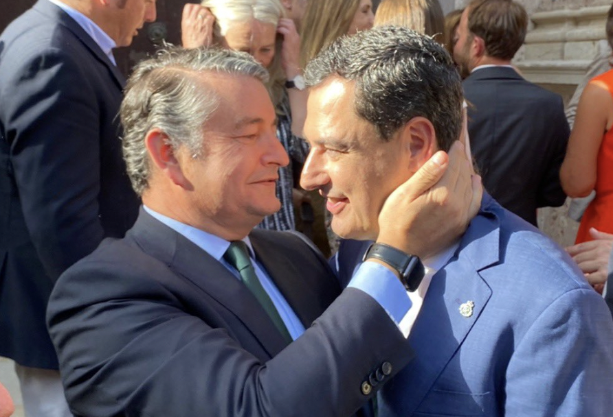 Antonio Sanz saluda, el pasado sábado, a Juanma Moreno, nada más tomar posesión como presidente de la Junta.