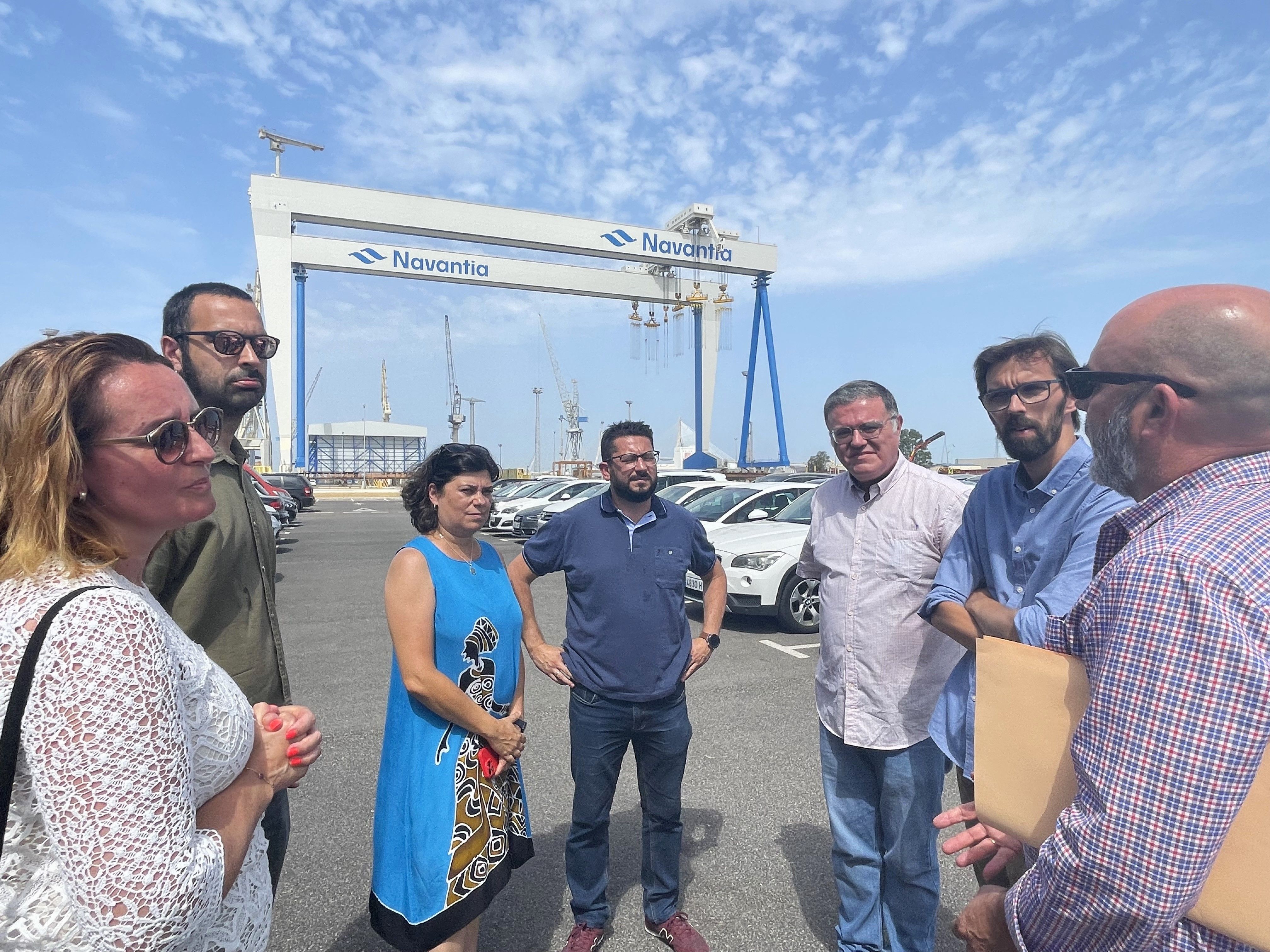 Representantes de IU, en una visita al astillero de Navantia en Puerto Real, este lunes.