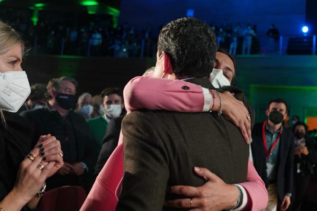 Loles López abraza a Juanma Moreno en el Congreso del PP.