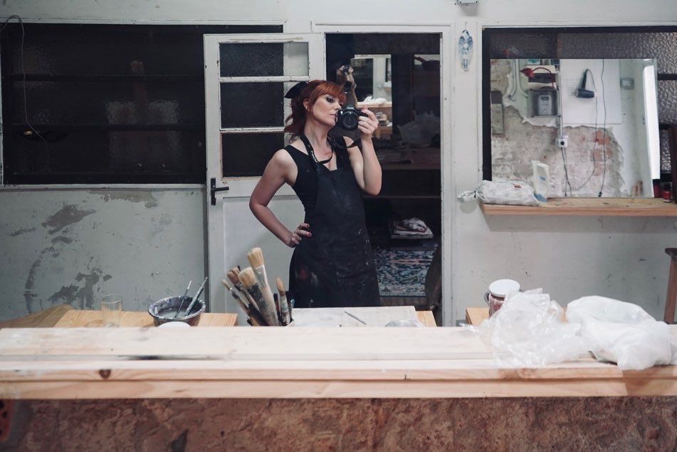 La artista Paula Bonet, en su taller de pintura.