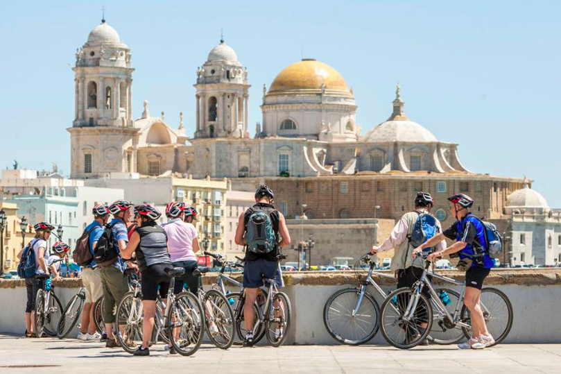 Ciclistas por Cádiz, en una imagen de archivo. FOTO: TURISMO CÁDIZ. 