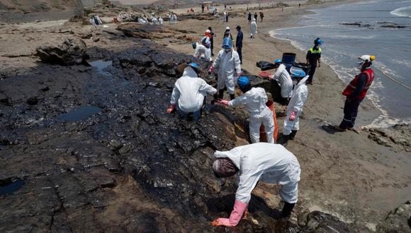 Derrame de petróleo de Repsol en las playas de Perú.