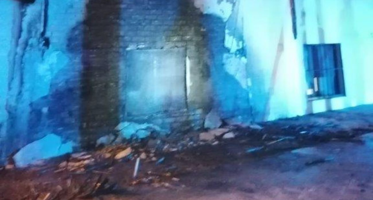 Aspecto en el que quedó la fachada del local tras salir ardiendo las sillas de la terraza.