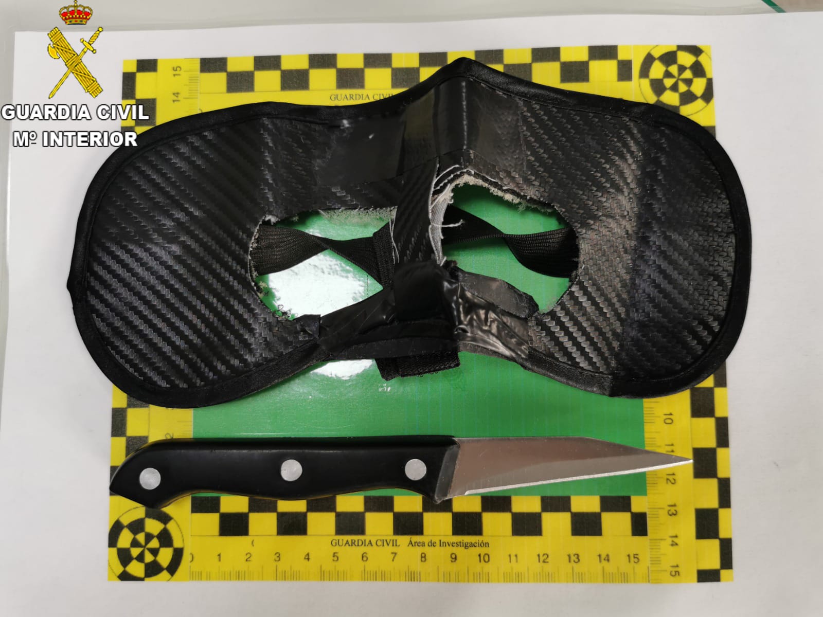 Cuchillo y antifaz del detenido.