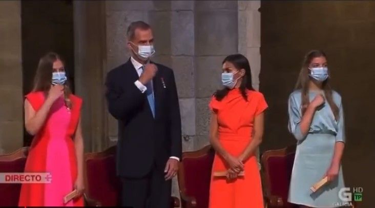 Letizia evita santiguarse en la ofrenda a Santiago.