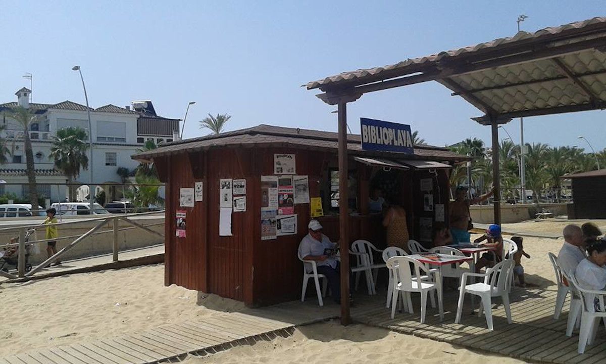Biblioplaya municipal en la playa de la Calzada, en Sanlúcar, una de las más antiguas de España con 20 veranos.